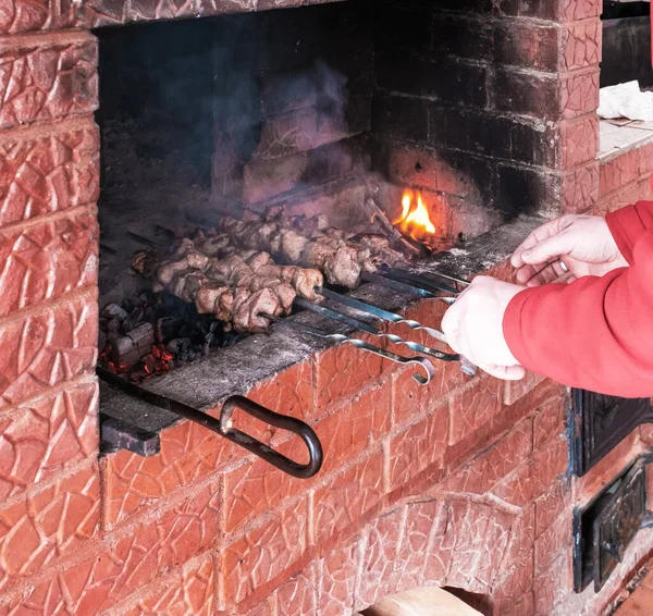 Man Handen Koken Kebab Spiesen Hete Kolen Oven — Stockfoto