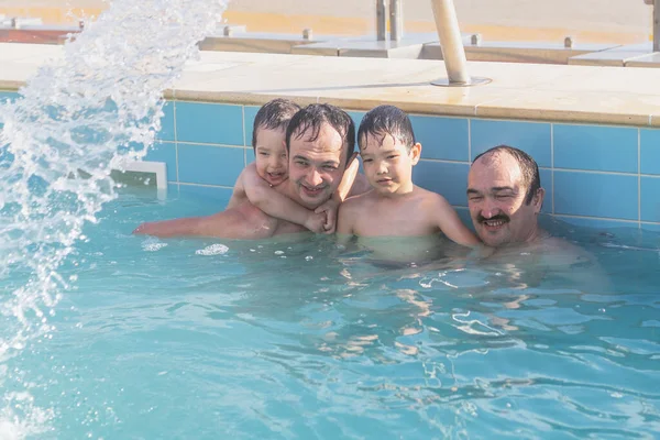 这位亚洲最大的老人 他的儿子和两个孙子孙女在温泉游泳池游泳玩得很开心 — 图库照片