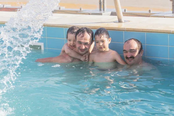 Homem Mais Velho Asiático Seu Filho Dois Netos Têm Tempo — Fotografia de Stock