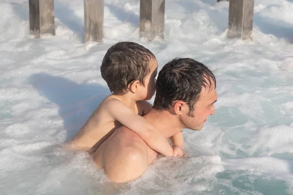 Feliz Padre Hijo Pasan Tiempo Juntos Nadando Piscina Termal — Foto de Stock