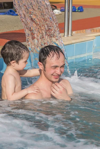 Feliz Padre Hijo Pasan Tiempo Juntos Nadando Piscina Termal — Foto de Stock