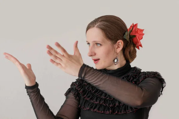 Mooie Jonge Vrouw Dansend Flamenco Een Zwarte Jurk Portret Een — Stockfoto