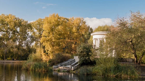 Vieux Parc Automne Vue Sur Lac Rotonde Blanche Bannière Parc — Photo