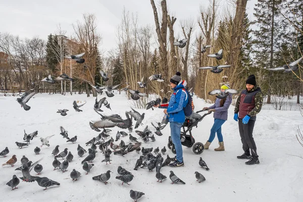 Jekaterinburg Russland Februar 2020 Jungs Und Ein Mädchen Jeans Und — Stockfoto