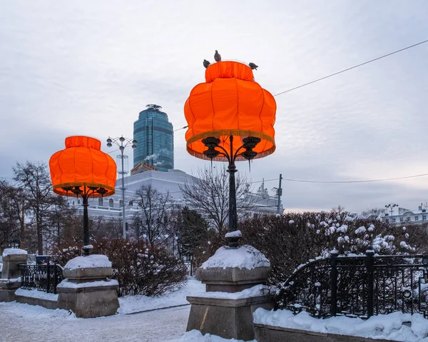 Večerní zimní městská krajina. Útulné lampy na Lenin Avenue v Jekatěrinburgu — Stock fotografie