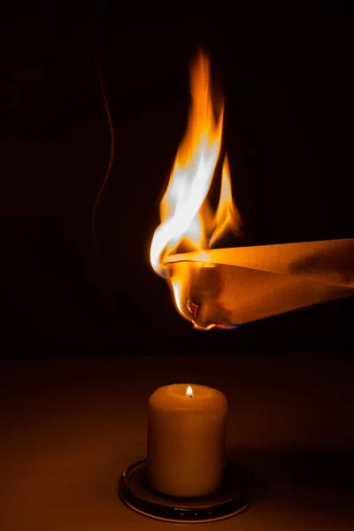 Oude Waarzeggerij Kaarsen Papier Een Zwarte Achtergrond Een Brandende Kaars — Stockfoto