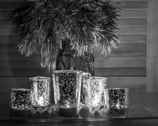 Kerst Zwart Wit Compositie Met Kaarsen Kleine Kerstballen Dennentakken Achtergrond — Stockfoto