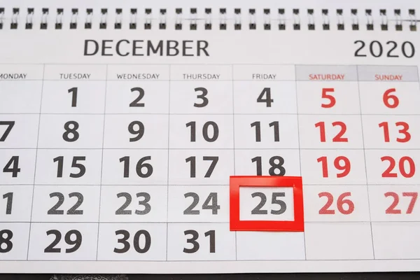 Weihnachtskonzept Ein Kleines Rotes Quadrat Umrahmt Das Datum Dezember Kalender — Stockfoto