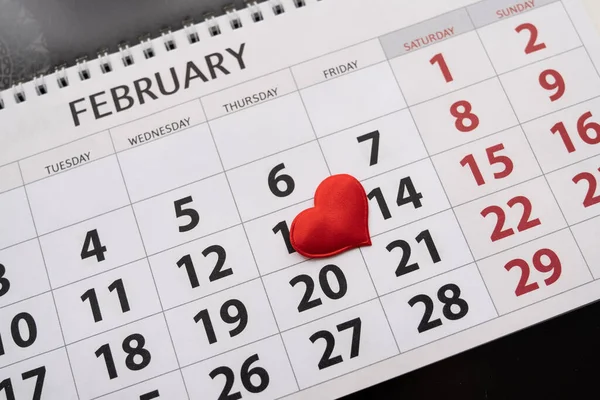 日历上的情人节 一颗小小的红心旁边的日期二月十四日 爱情的概念 文本复制空间位置 — 图库照片