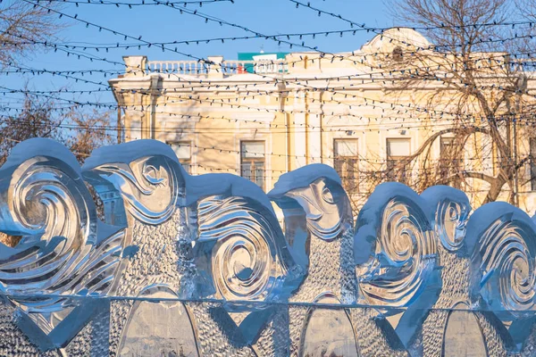 Pared Figuras Hielo Pingüinos Decoración Invierno Ciudad Ekaterimburgo Rusia — Foto de Stock