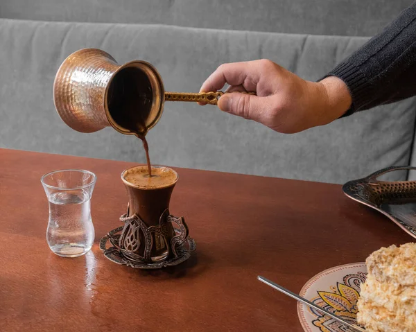 Кафе Тюрка Красивое Стекло Наливают Крепкий Ароматный Турецкий Кофе Пеной — стоковое фото