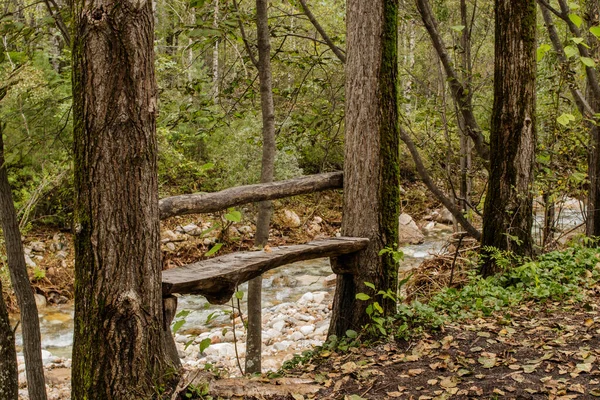 Banco Forestal Junto Río Montaña Para Que Los Turistas Relajen — Foto de Stock