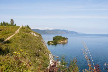 Rusya 'nın Irkutsk Bölgesi, Slyudyanka kasabası yakınlarındaki Baykal Gölü' ndeki Şamansky Yarımadası.