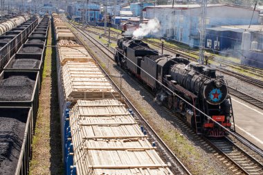 Slyudyanka, Rusya - 16 Ağustos 2019: Circum-Baikal Demiryolu 'nun elektriksiz bölümü boyunca Kultuk istasyonunda eski bir buhar lokomotifi.