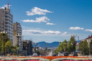 Yuzhno-Sakhalinsk, Rusya - 4 Eylül 2019: Zafer Bulvarı 'nın ana caddelerinden biri.