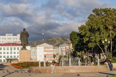 Yuzhno-Sakhalinsk, Rusya - 1 Eylül 2019. Lenin Meydanı Şehir Seyahat Manzarası