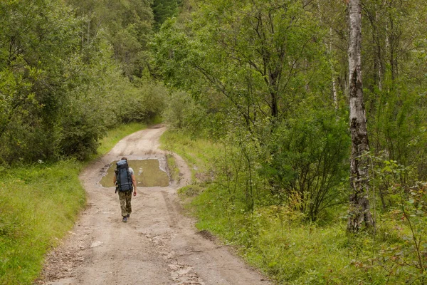 Turista Con Una Gran Mochila Que Adentra Distancia Largo Camino — Foto de Stock