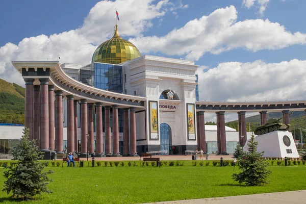 Yuzhno-Sakhalinsk, Rusya - 4 Eylül 2019. Şehir parkı manzarası, dinlenen insanlar ve Zafer Meydanı.