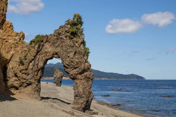 Güzel taş kemer, Okhotsk Denizi kıyısında kaya oluşumu. Pelerin Devi, Sakhalin Adası, Rusya