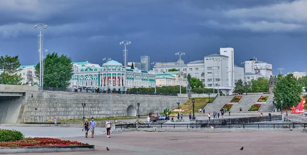 Yekaterinburg, Rusya - 29 Temmuz 2020: Yaz şehri. Tarihi Meydan ve Sevastyanov 'un Evi manzarası. Pankart