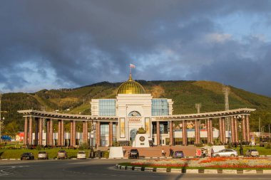 Yuzhno-Sakhalinsk, Rusya - 29 Ağustos 2019. Bolşevik Dağı 'nın arkasında Zafer Meydanı.