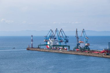 Korsakov, Rusya - 28 Ağustos 2019. Sakhalin Adası 'ndaki Korsakov Deniz Ticaret Limanı' nın manzarası.