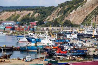 Korsakov, Rusya - 28 Ağustos 2019. Aniva Körfezi kıyısındaki Sakhalin Adası 'ndaki Korsakov Deniz Ticaret Limanı.