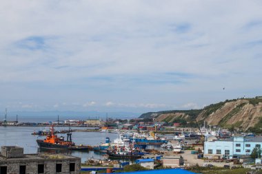 Korsakov, Rusya - 28 Ağustos 2019. Aniva Körfezi kıyısındaki Sakhalin Adası 'ndaki Korsakov Deniz Ticaret Limanı.