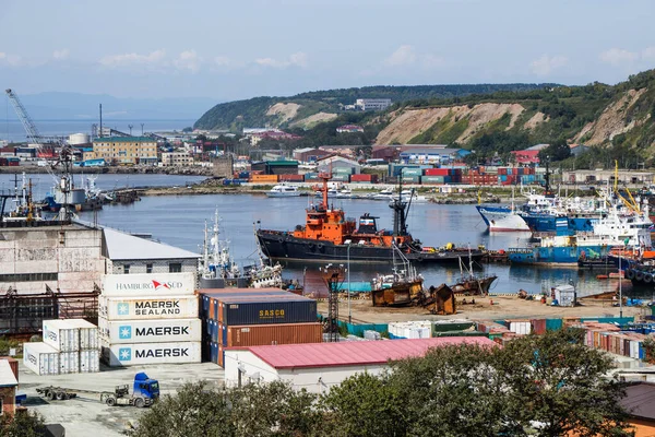 Korsakov, Rusya - 28 Ağustos 2019. Aniva Körfezi kıyısındaki ticari liman manzarası.