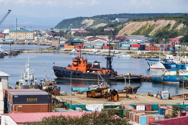 Korsakov, Rusya - 28 Ağustos 2019. Aniva Körfezi kıyısındaki Sakhalin Adası 'ndaki Korsakov Deniz Ticaret Limanı.