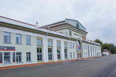 Komsomolsk-on-Amur, Rusya - 22 Ağustos 2019: Komsomolsk-on-Amur tren istasyonu binası. Uzak Doğu Demiryolu.