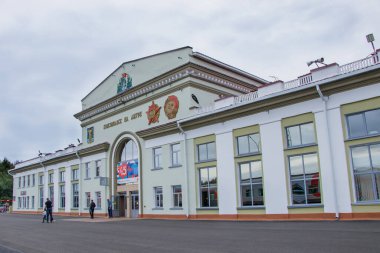 Komsomolsk-on-Amur, Rusya - 22 Ağustos 2019: Komsomolsk-on-Amur tren istasyonu binası. Uzak Doğu Demiryolu.