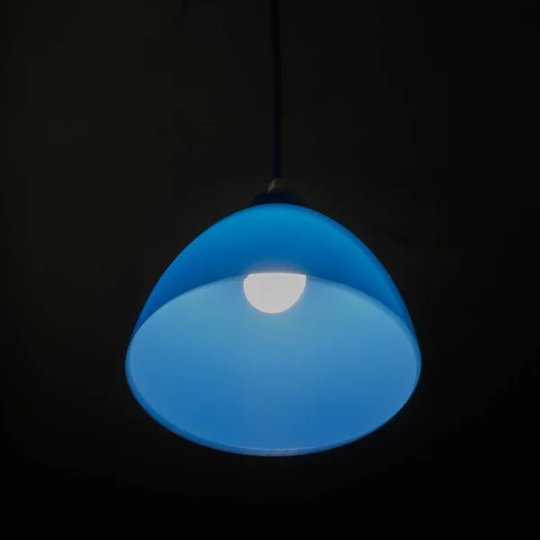Lámpara Techo Con Pantalla Azul Sobre Fondo Negro Contexto — Foto de Stock