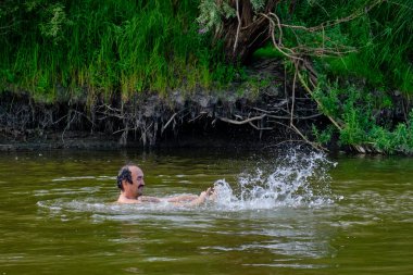 Son sınıf öğrencisi Sibirya nehri Vagai, Rusya 'da tek başına yüzüyor..