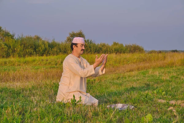 Muslim Senior Man Wearing Embroidered Skullcap White Traditional Clothes Prays — Stock Photo, Image