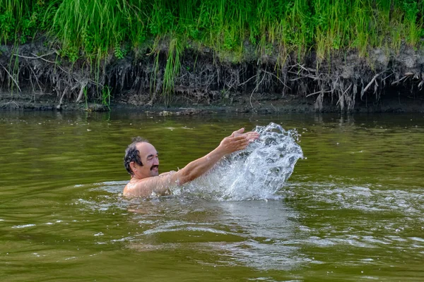 Hombre Mayor Nadando Solo Taiga Del Río Siberiano Vagai Rusia — Foto de Stock