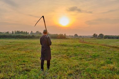 Kafatası şapkalı ve geleneksel giysileri olan yaşlı bir Müslüman gün batımında saman tarlasından bir el tırpanıyla ayrılıyor. Kır hayatı kavramı