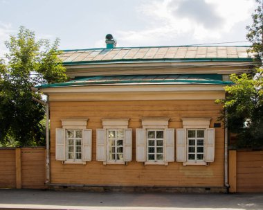 Irkutsk, Rusya - 12 Ağustos 2019 Eski ahşap ev 1840 'lar