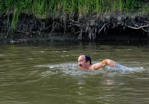 Hombre Mayor Nadando Solo Taiga Del Río Siberiano Vagai Rusia — Foto de Stock