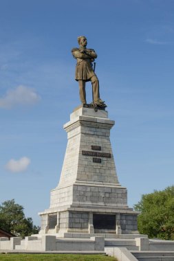 Khabarovsk, Rusya - 20 Ağustos 2019. Doğu Sibirya Genel Valisi N. Muravyov-Amursky 'nin anıtı 1891 yılında açıldı. Khabarovsk uçurumunun tepesinde. A.M. Opekushin projesinin yazarı..