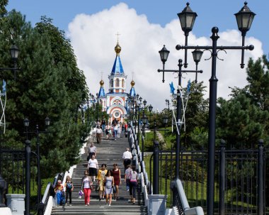 Khabarovsk, Rusya - 20 Ağustos 2019. Tapınağa giden yol. Amur Nehri 'nin setinden Grado-Khabarovsk Katedrali' ne kadar olan merdiven.