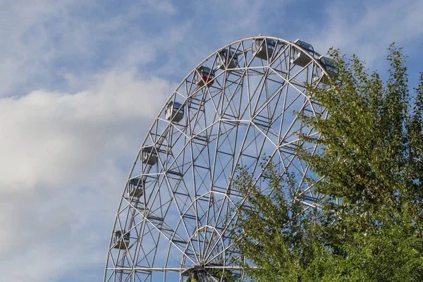 Part Ferris Wheel Green Trees Cloudy Sky Copy Space — Stock Photo, Image