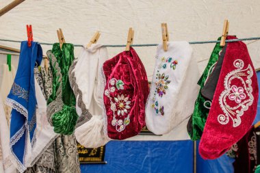 Tatar ve Bashkir kadınlarının geleneksel klasik şapkaları ipe asılarak satılıyor. Yıllık Tatarlar ve Bashkirs Sabantuy bayramı şehir parkında.