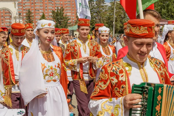 叶卡捷琳堡 俄罗斯 2019年6月15日 来自巴什基尔的客人身着民族服装参加游行 每年的国家鞑靼人和Bashkirs Sabantuy节 位于城市公园 — 图库照片