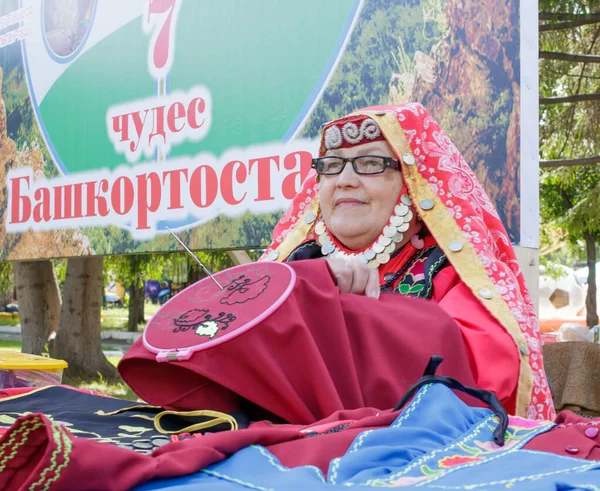 Jekaterinburg Russland Juni 2019 Eine Ältere Frau Baschkirischer Kleidung Stickt — Stockfoto