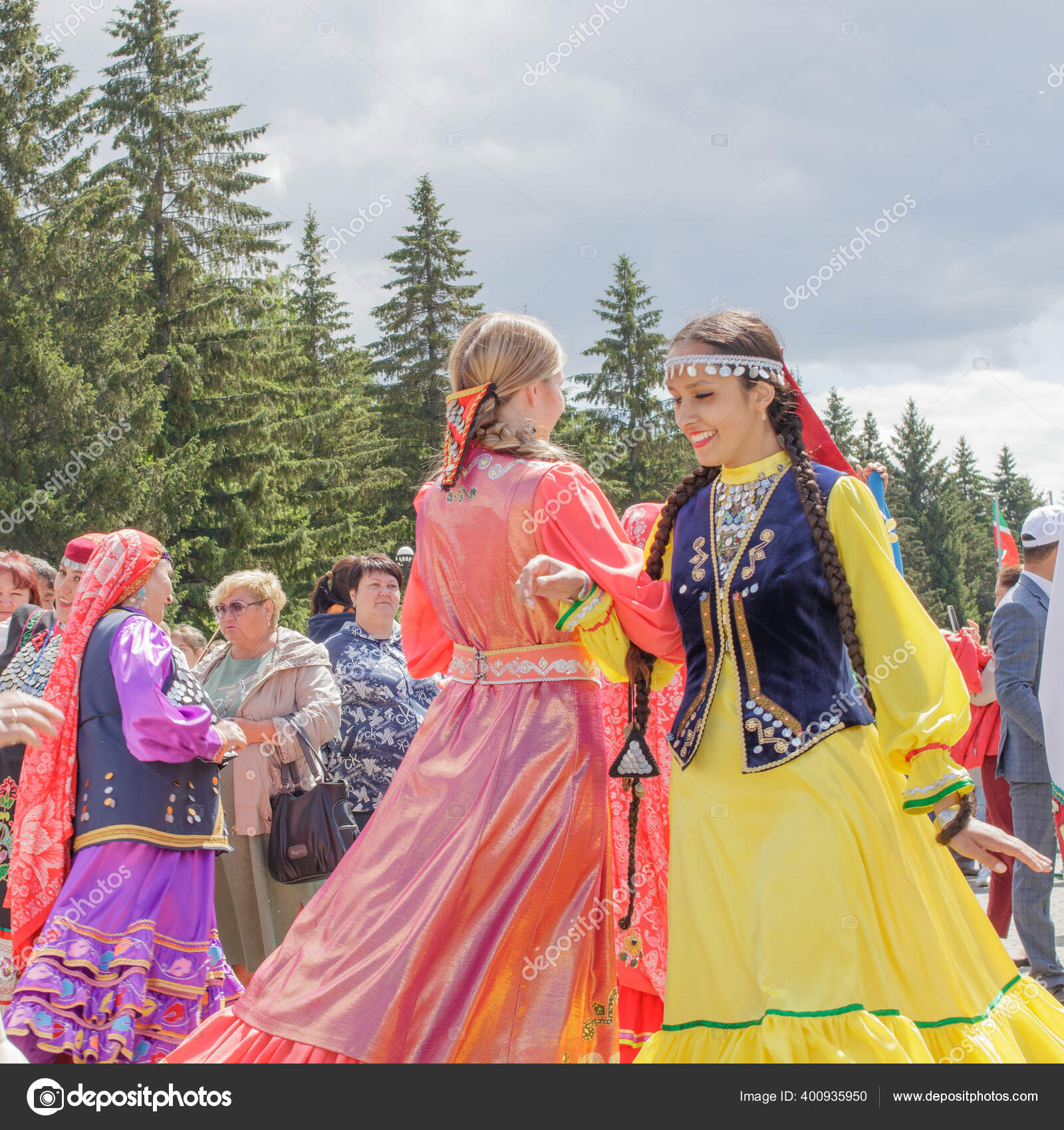 Ekaterinbourg Russie Juin 2019 Deux Filles Tenue Nationale Dansent Premier Photo editoriale par IrinaKononova 400935950