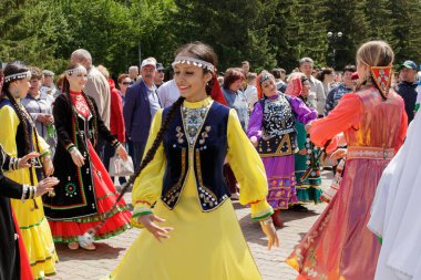 Yekaterinburg, Rusya, 15 Haziran 2019. Tatar ulusal elbiseli kadınlar kalabalık içinde dans edip duruyorlar. Yıllık Tatarlar ve Bashkirs Sabantuy bayramı şehir parkında.