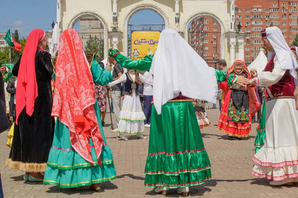 Yekaterinburg Rusland Juni 2019 Vrouwen Nationale Kostuums Dansen Een Cirkel — Stockfoto