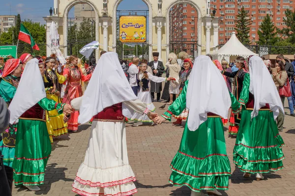 Ekaterimburgo Rusia Junio 2019 Las Mujeres Con Ropa Nacional Llevan —  Fotos de Stock