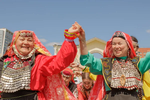 叶卡捷琳堡 俄罗斯 2019年6月15日 身着民族服装跳舞的女性民间舞蹈布鲁克 每年的国家鞑靼人和Bashkirs Sabantuy节 位于城市公园 — 图库照片